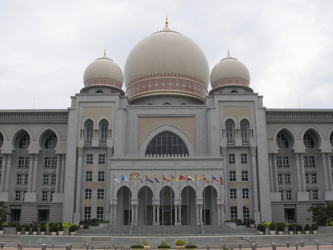 Palace_of_Justice_Putrajaya_Dec_2006_002.jpg